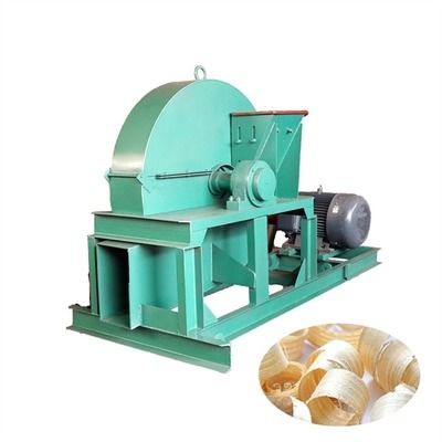 Rondin en bois rasant la machine de moulin faisant les copeaux en bois pour la literie d'animaux