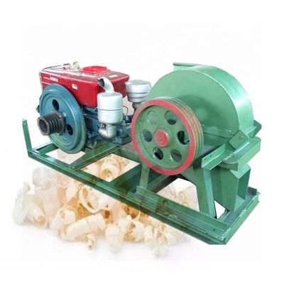 Rondin en bois rasant la machine de moulin faisant les copeaux en bois pour la literie d'animaux