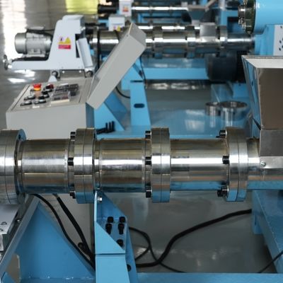 Granule de poissons d'élevage alimenter l'extrudeuse de nourriture de malaxeur