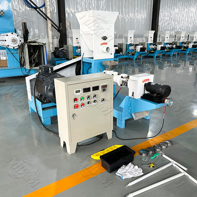 Ligne de transformation des aliments à base de granulés pour chiens entièrement automatique avec extrudeuse contrôlée par PLC pour poissons