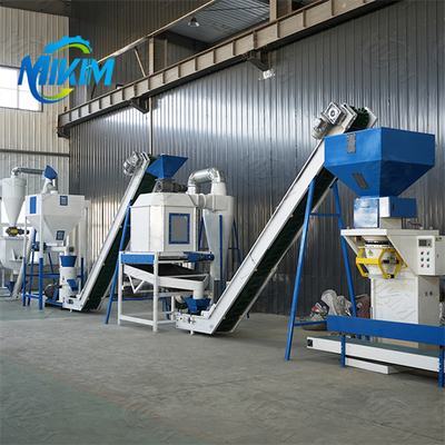 Ligne de production de granulés d'aliments pour animaux de ferme entièrement automatique et efficace pour le bétail et la volaille
