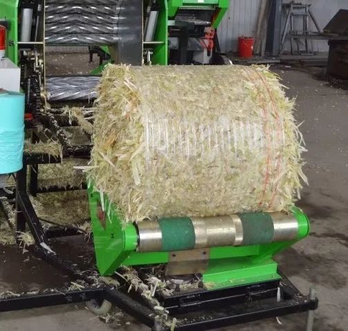 Machine de presse d'herbe de machine d'emballage de balle de paquet d'ensilage de paille de blé de foin de film de bout droit avec le prix usine