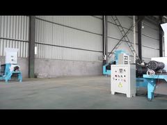 Les poissons de flottement alimentent la machine